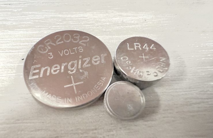Single-use button and coin batteries