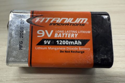 Single-use 9-volt lithium battery